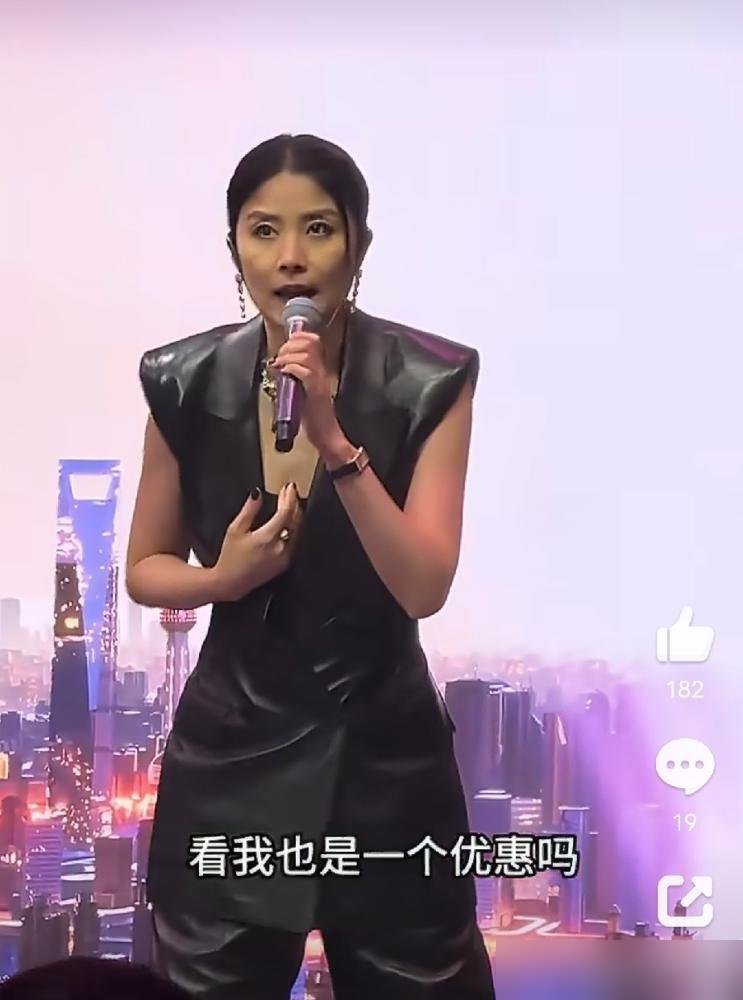 陈慧琳唱完歌才知道，进那个场子的门票是年消费200万，她直接来一句：合着我是今晚的赠品呗。她当场半开玩笑地甩出一句：“合着我就是今晚的赠品啊？”
今年正好是她出道30周年，红馆个唱一口气加到了10场，依然一票难求。可一旦走入商场的闭门VIP酒会，顶级天后也逃不过被量化成资方回馈大客户的“附加服务”