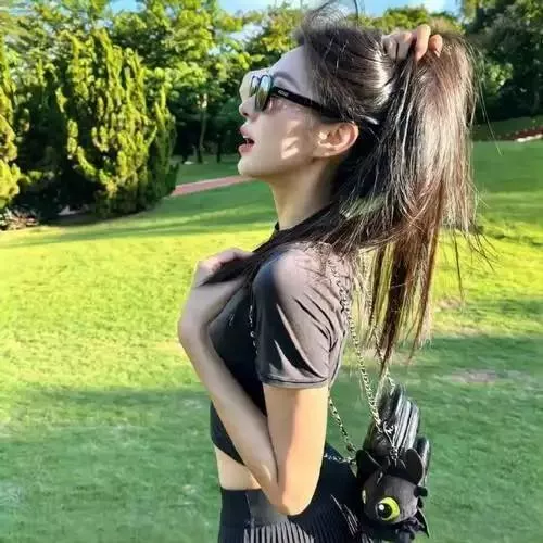 阳光明媚的午后，穿着运动装的时尚少女在绿茵场上享受时光。