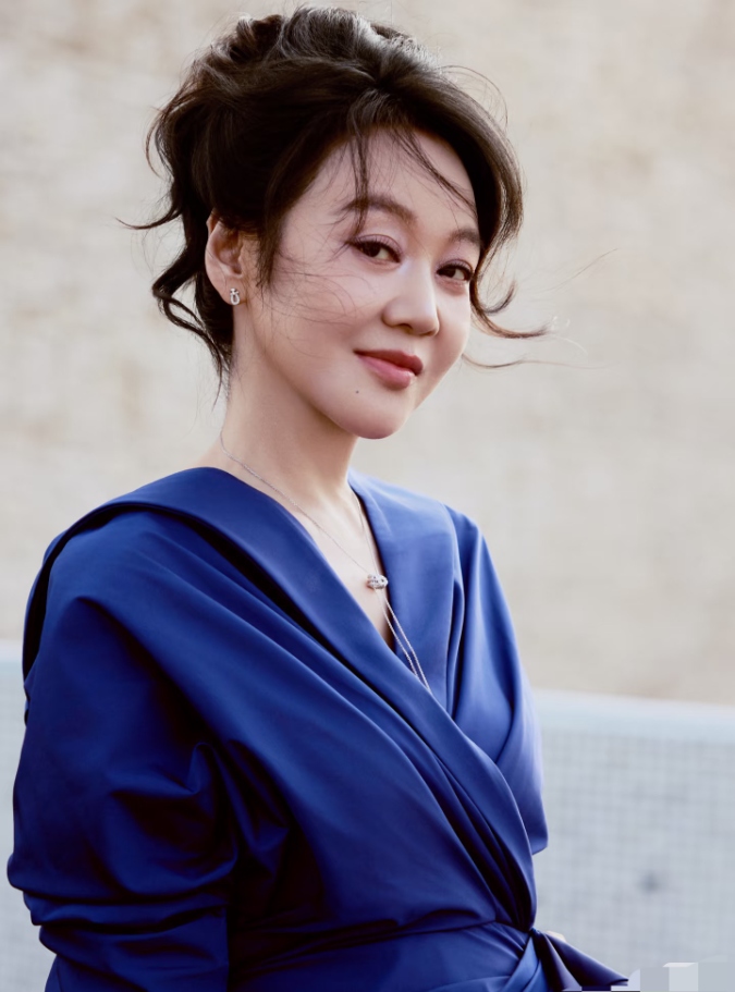 大家有没有觉得，闫妮太不对劲了！2026年9月大湾区晚会举办，55岁的闫妮亮相后瞬间引发全网热议，已经养出28岁女儿的她，状态好到完全看不出实际年龄，越活越年轻的状态，让不少网友直呼不敢信。

这次闫妮是在直播镜头下亮相，没有过度磨皮滤镜加持，状态依旧能打。她穿一身剪裁合身的宝蓝色长款连衣裙，把匀称