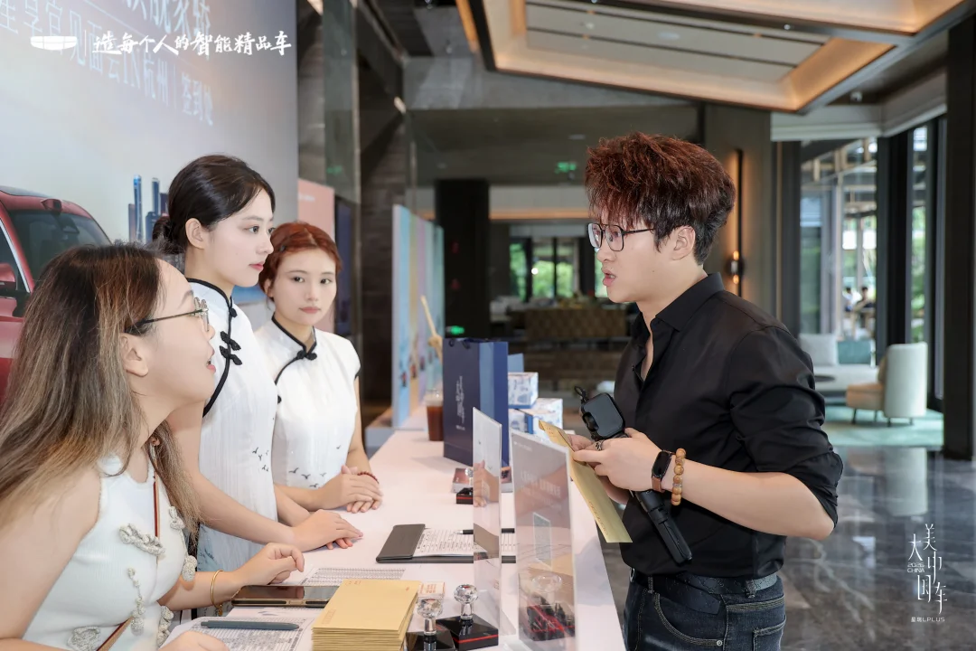 今日份工作照，拍也不说一声，我收个腹。[微笑R]