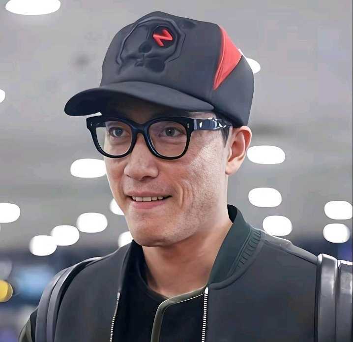 刘翔退役11年突遇二选一，哪来的道理？
百万买断费对刘翔是选择还是闹剧？
功勋运动员安置，别搞滞后埋雷！
这事哪儿是选钱选工作，根本是算一笔拖了11年的糊涂账。
第一，程序上先站不住脚。按规定运动员退役一年内就得办结安置，硬生生拖了11年，赶上编制清理才临时甩出二选一选项，本质是之前懒政缺位，现在倒