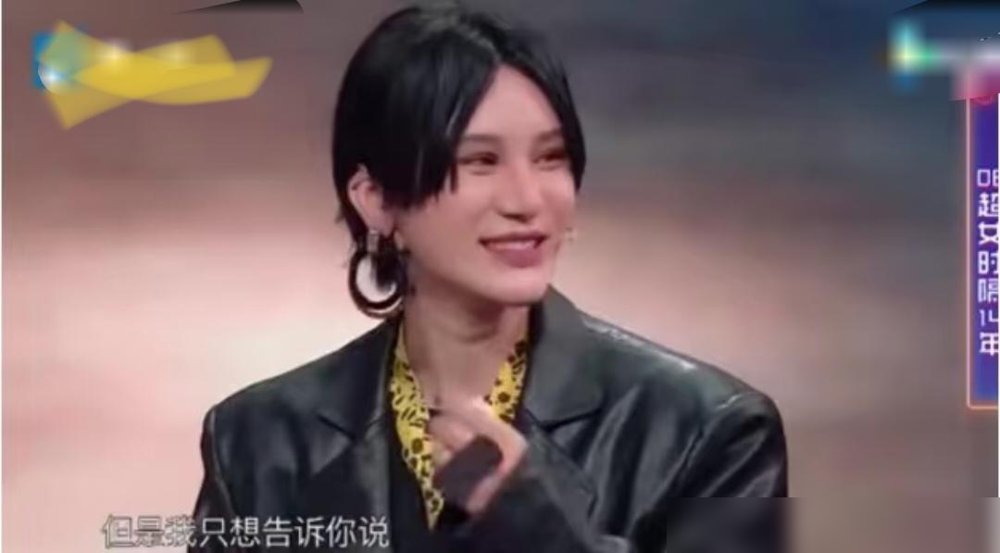 十三年前那通电话，把厉娜摁死在了雪藏名单里。
《后会友期》把俩人凑一桌，厉娜当面开撕，说当年把职业规划的私房话掏心窝子讲给许飞听，转头就进了高层的耳朵，通告直接清零好几年。
许飞咬死没告状，说自己没那手眼通天的本事，被追问急了，最后憋出一句“年代久远，不记得了”。
一个记得清清楚楚，一个突然失