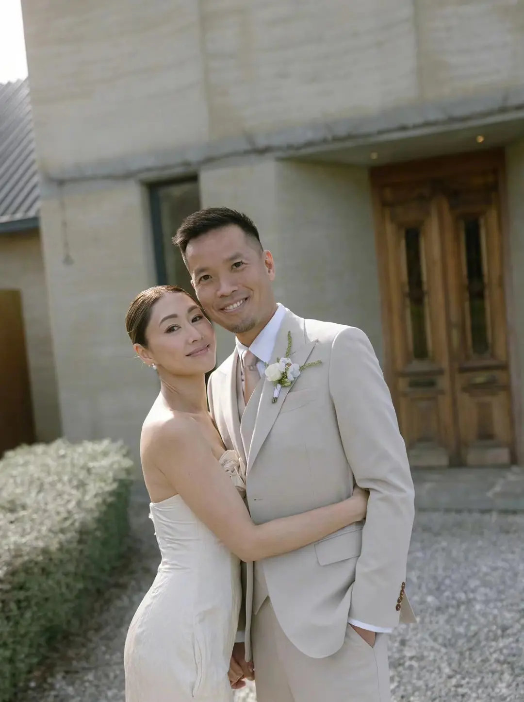 胡定欣和她无国界医生老公为什么不办婚礼

胡定欣45岁了，她之前也说很喜欢孩子，但是似乎医生老公不想生，她妥协了，至于不办婚礼，她说自己老公性格内敛不喜欢铺张，感觉男的性格好拧巴，似乎还是丁克！没婚礼又是丁克，胡定欣在这段婚姻里图十么呢？ ​