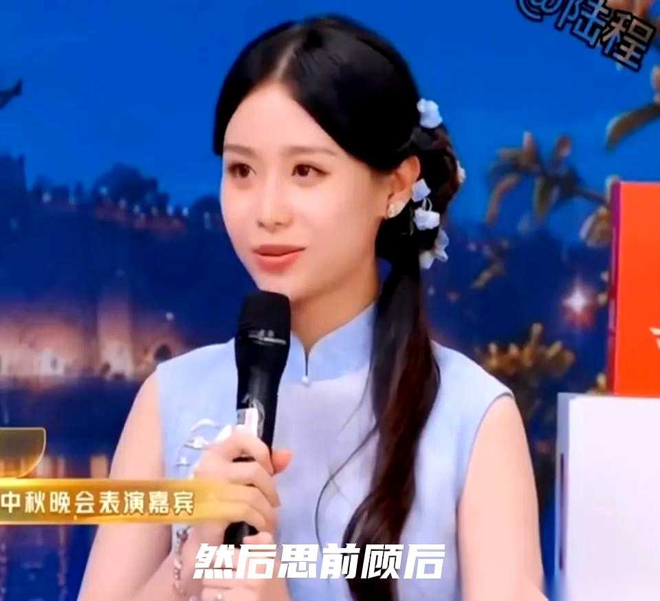 王晓慧，就是那个在《给阿嬷的情书》里演青年“叶淑柔”的姑娘。
仅仅在三个月前，这个本职画插画的打工人，还在直播里连拒三波递上门的经纪约。当时她的态度就四个字：软硬不吃。各大公司拿着资源来敲门，她连连摆手：“别捧杀，我没啥演技，全靠导演带飞。”
她甚至把防备心写在了明面上——怕私底下的日子被翻个底朝天