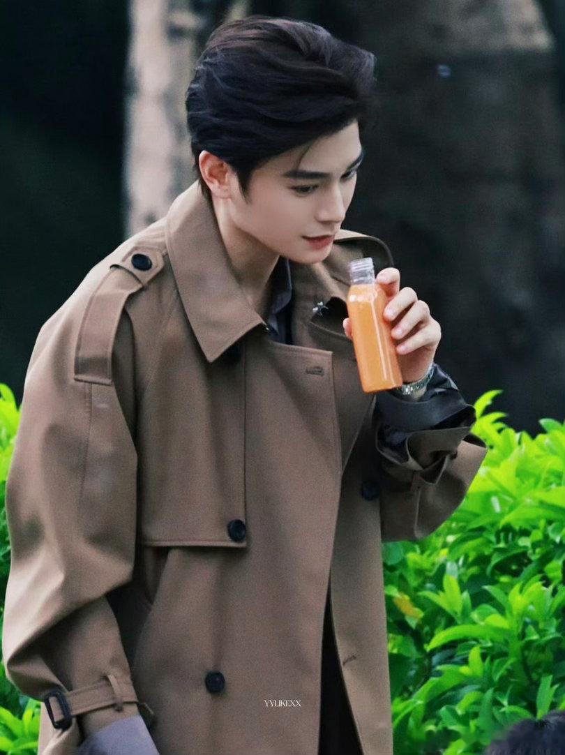 💚#丁禹兮司宫令#💚#丁禹兮赵皑#💚

在朝堂上的桀骜不羁，眉眼间透出“疯犬式”的凌厉气场🔥丁禹兮将以颠覆个性的表现力和绝杀微表情来诠释“疯犬皇子”赵皑🐶💚

​