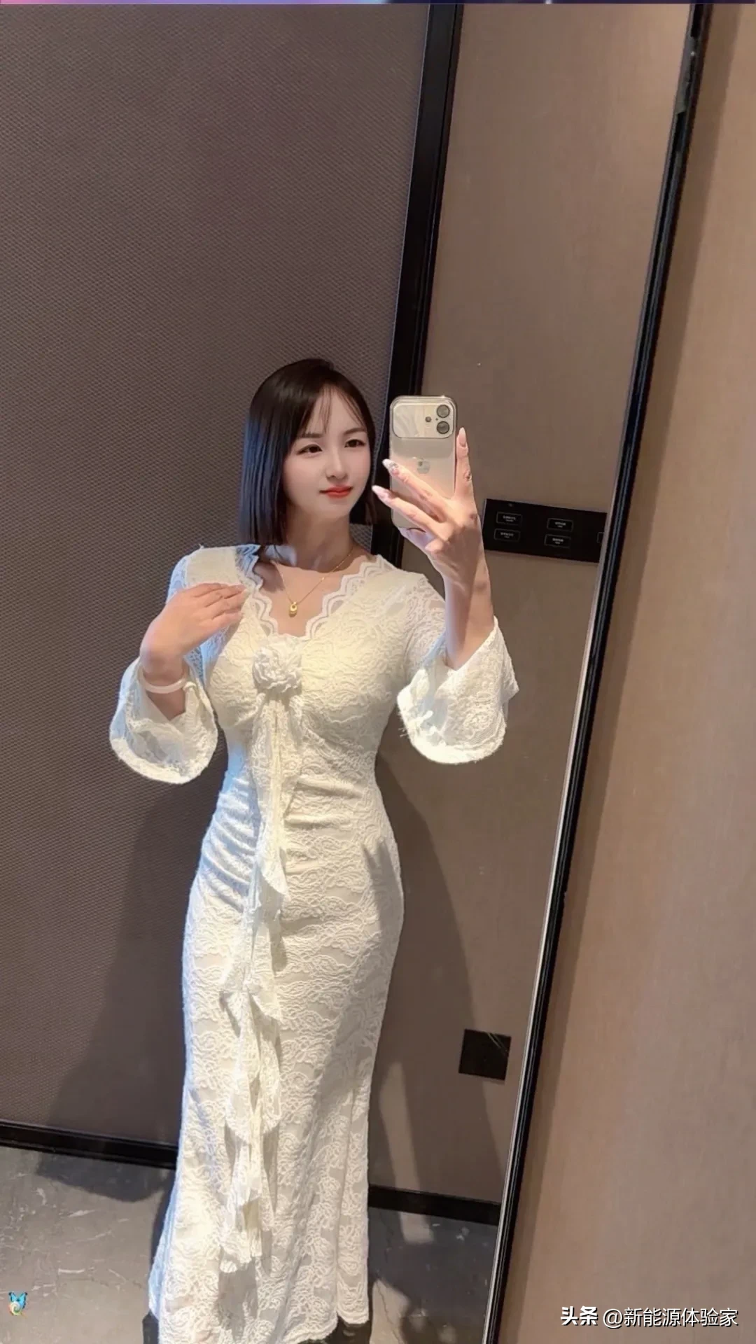 很多车偷偷减配这里，二代海鸥居然反着来？
比亚迪二代海鸥真的太良心了！
最近实测海鸥全车钢板，我真的被惊喜到！
同价位、甚至10万级很多车型，都只舍得做单面镀锌，内侧直接减配！
但比亚迪海鸥不一样！
叶子板、A柱B柱、门槛、车门内外、底盘
全部都是双面镀锌钢板！
最离谱的是！
连十几块钱成本的车门铰