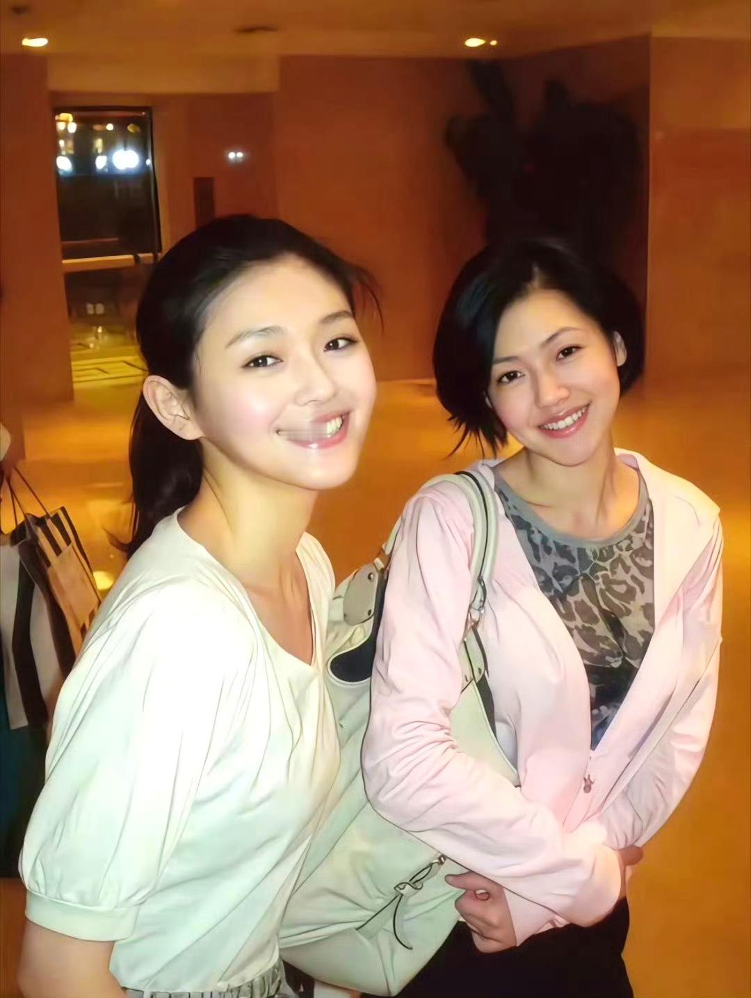 小S大女儿二女儿创立品牌，有点“大小S的影子”，同心协力。近日，许曦文（Elly）与许韶恩（Lily）官宣推出自创品牌MEUWSE，名字由Muse与We组合而成，传递接纳自我，不必被单一审美框定的理念。姐妹分工清晰，姐姐把控整体风格、统筹品牌。妹妹擅长绘画，负责挖掘设计的艺术灵感。小S对此表示不会过