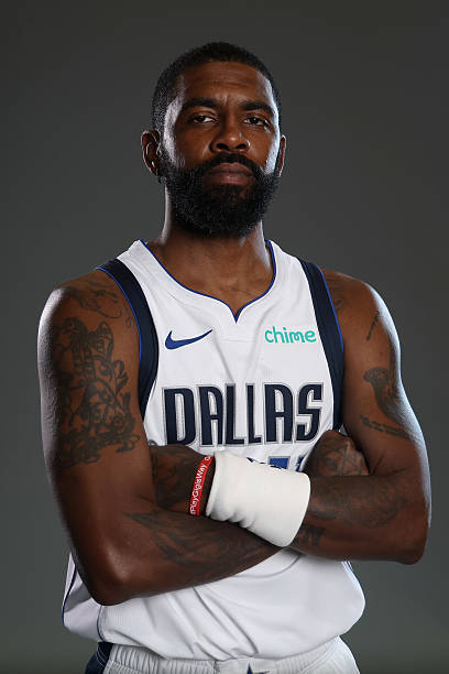 NBA历史季后赛三分命中率排名（至少500次出手）：

1. 克莱·汤普森 — 40.5%
2. 雷·阿伦 — 40.1%
3. 科怀·伦纳德 — 39.9%
4. 德里克·费舍尔 — 39.9%
5. 斯蒂芬·库里 — 39.7%
6. 凯里·欧文 — 39.2%
7. 凯尔·科沃尔 — 39.1%
8. 艾尔·霍福德 — 39.1%
9. 雷吉·米勒 — 39.0%
10. 克里斯·米德尔顿 — ​
