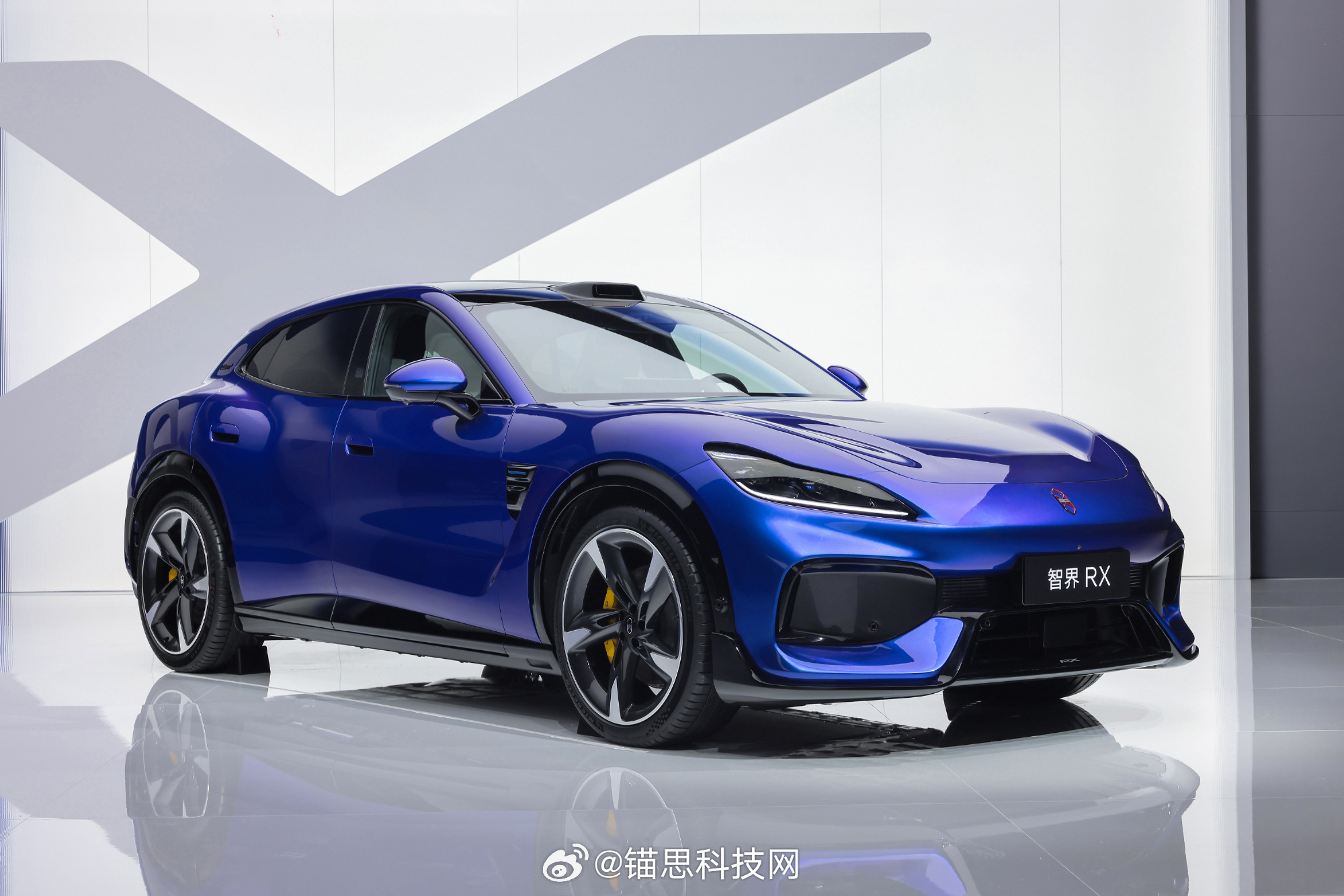 #自动驾驶功能溢价6万值吗#

今天这话题挺扎心——有车不同版本差价 6 万，差的核心就是那套 L3 自动驾驶硬件。

这 6 万，你买的不是"当下能用的功能"，是"硬件预埋 + 未来 L3 路权"的期货。

横向比一下就清醒了：国产高阶智驾主流选装才 1.2 到 3.6 万（华为 ADS 实付约 1.2 万、小鹏多数免费或 1.2 ​