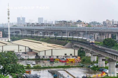 客车K1205次暴雨中爬坡江大联络线，广铁广段东风11-0009