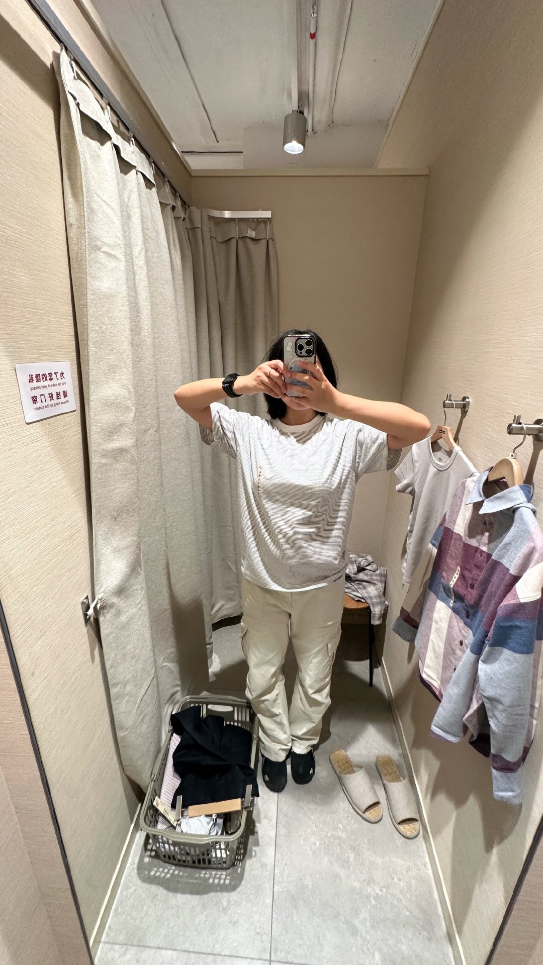 更新一件上衣 p3这个太热了现在 长袖都好热 而且我穿带领t恤好奇怪 是因为短发显得头大嘛 
找到了同事陪我喝买一赠一的针王苹果 并没有想象中好喝 有点淡[捂嘴哭][捂嘴哭] ​