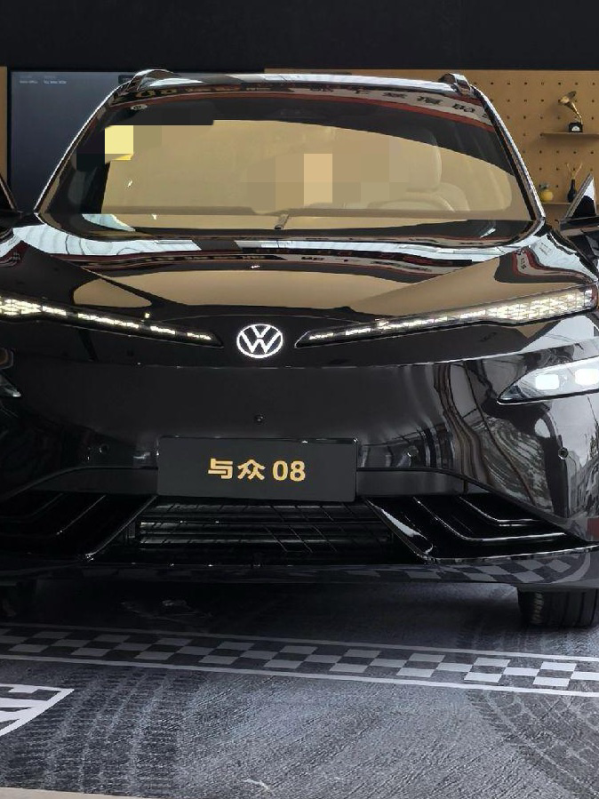 试驾与众 08 猎影版：坐进后排才明白，五米大车的舒适感到底落在哪
本次体验车辆来自 4S 店试驾车队，由店内安排上路。作为汽车爱好者长期关注的纯电 SUV，与众 08 猎影版黑化外观之外，更让人好奇的是修长车身与长轴距在车内究竟转化成怎样的乘坐体验，于是重点放在了乘储空间与舒适性上。
试驾路段以城