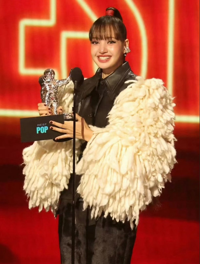 #LISA[超话]#  ❤️‍🔥 #Lisa获VMA最佳流行歌手#

走过的每一步都算数🥹🫶

Lisa现场表演SaWaDiKa ​