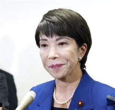《高市政府任内首次对俄实施制裁》参考消息网10月3日报道 据《日本经济新闻》网站10月2日报道，日本政府在2日的内阁会议上决定对俄罗斯实施追加制裁。针对俄罗斯为规避西方制裁而秘密运输原油的“影子船队”中的35艘船舶，日本政府原则上禁止向其提供运营、维修、保险及融资等服务。 ​