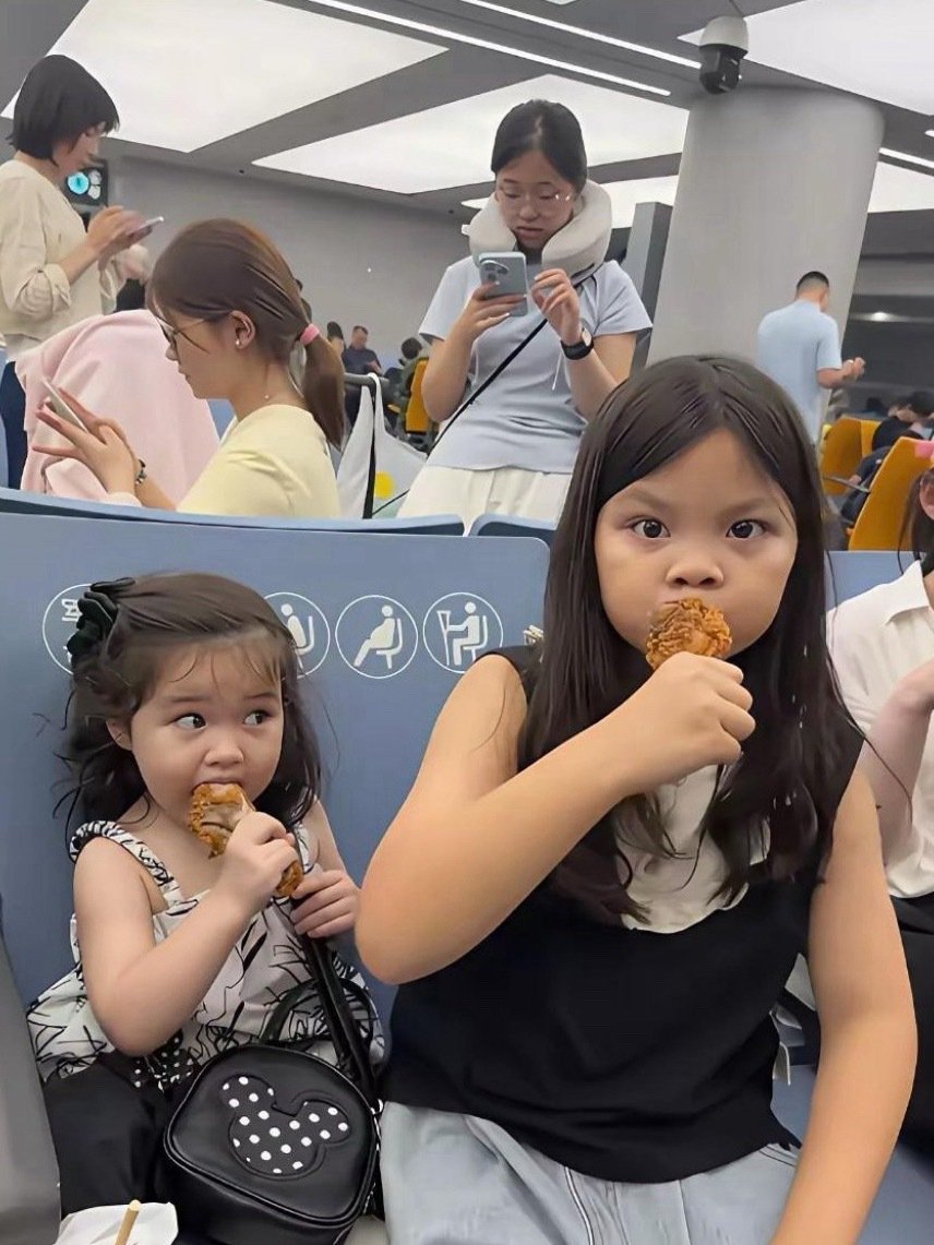 爹的影响太大了！韩安冉的两个女儿同妈不同爹，我真的会偏心。大女儿和参加变形计时一模一样的。 ​