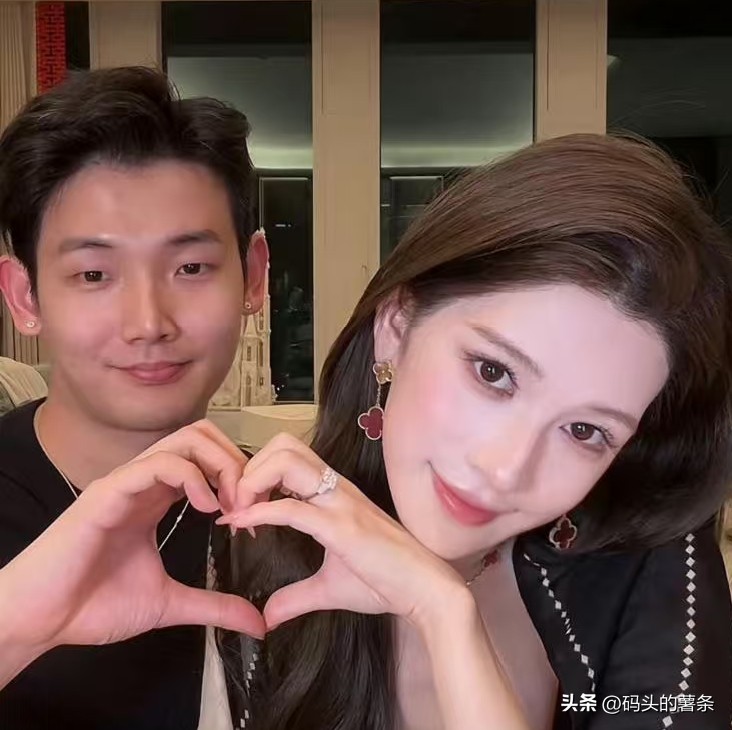 梅尼耶老婆这事闹的

只能说明一件事

刘亦菲不仅是很多男生的梦想型，更是很多女生的理想型

网红梅尼耶老婆爆出的

自己整容的模板就是刘亦菲

还直言自己一直都很喜欢刘亦菲的长相

这不

整容的时候自然就选择了这个方向

不过，老实说的话

她的脸上并没有很明显的刘亦菲的痕迹

那句话怎么说来着