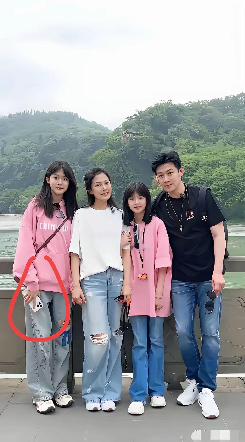 陆毅一家人其乐融融，她女儿用的手机是什么牌子的？颜色好看 ​