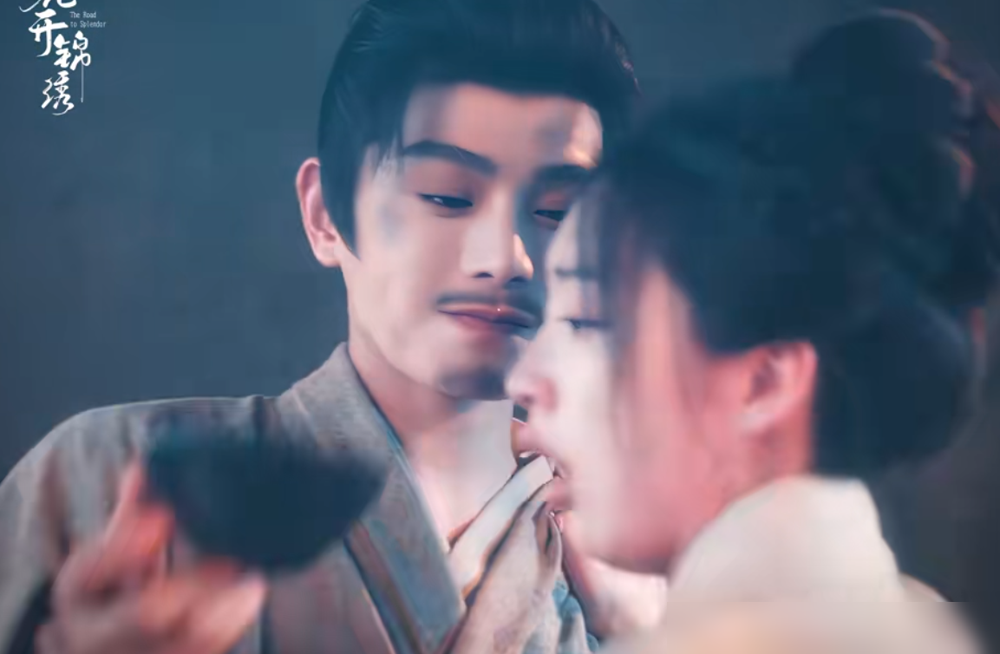 丁禹兮拍那场戏，手烫得通红，导演没喊停，他自己不撒手。
《花开锦绣》里赵凌抢着喝毒药保傅庭芸，丁禹兮说这不是英雄救美。赵凌是私盐贩子，蒙冤的将门之后，命贱得像野草。他演的不是深情，是我这条命本来就不值钱，但你的命得留着。
邓恩熙拍被灌毒药后吃泔水自救，回放时自己看哭了。她说念头只有一个：必须真实