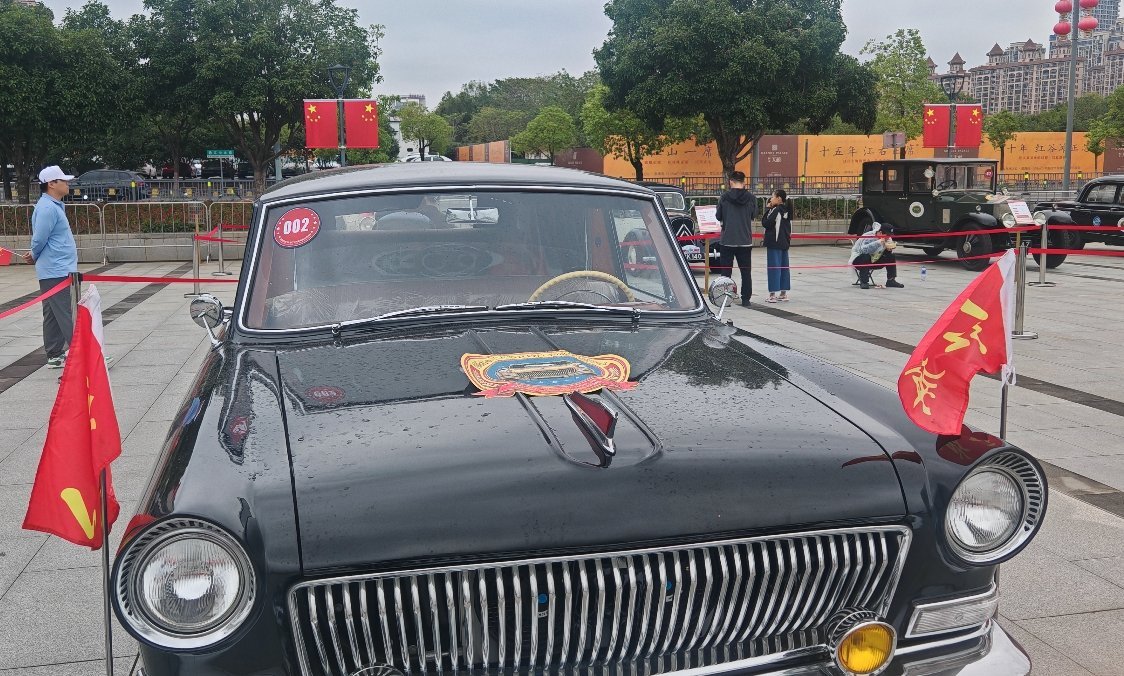 跟五十年代的宾利和劳斯莱斯合了个影。最老的老爷车，当属1924年的劳斯莱斯，其余的从三十年代到六七十年代的都有。国产车最早的是1966年的红旗轿车。这次由江铃举办的世界名车巡展，开了南昌人的眼界，丰富了国庆生活。今天（3号）是巡展的最后一天。  ​