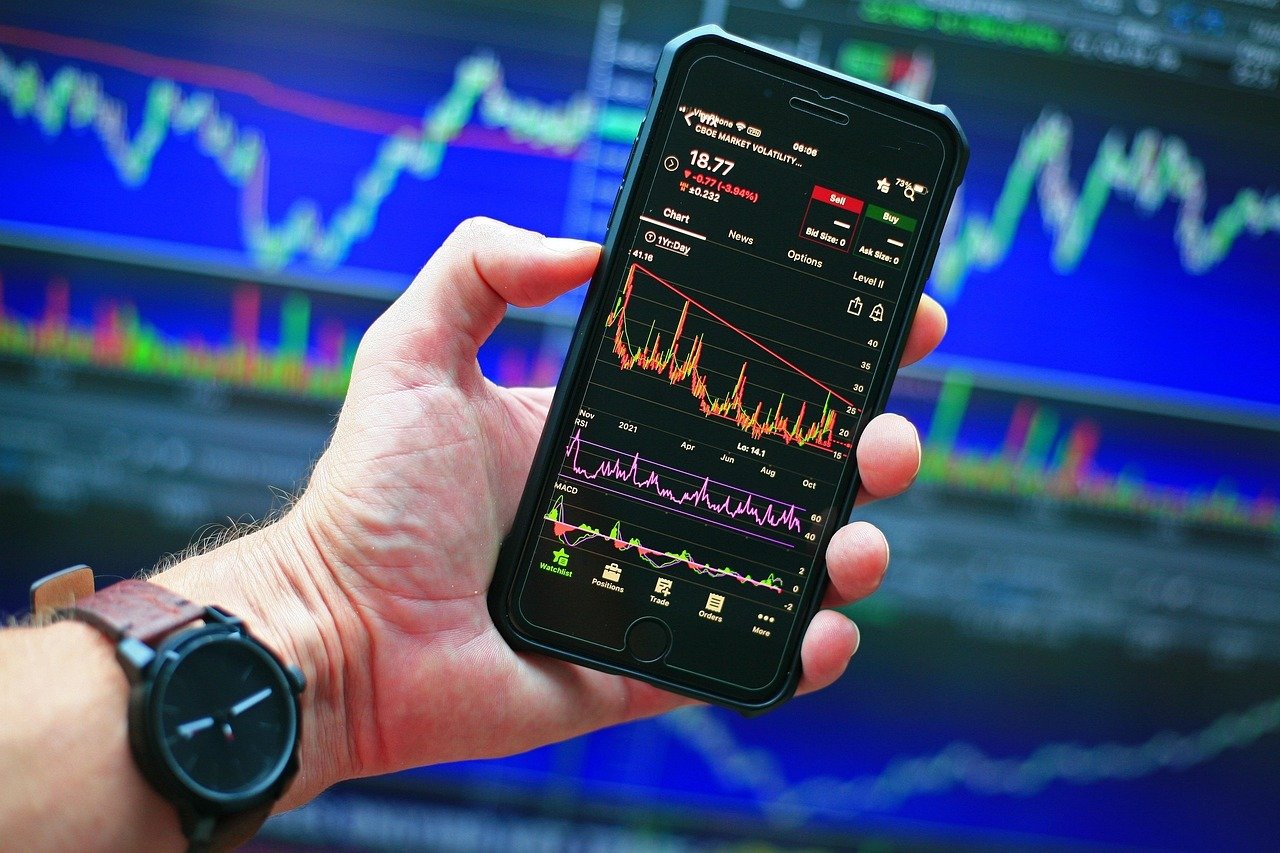 Q3全球手机出货量同比下滑22%，上半年手机SoC出货量也跌了15%，高通、联发科降幅更超25%。这不是芯片厂单独失速：存储涨价推高整机成本，消费者延长换机，厂商再砍单。中低端最难扛，供应链的压力正从手机端往上游传导。 #手机卖不动连累芯片巨头# ​
