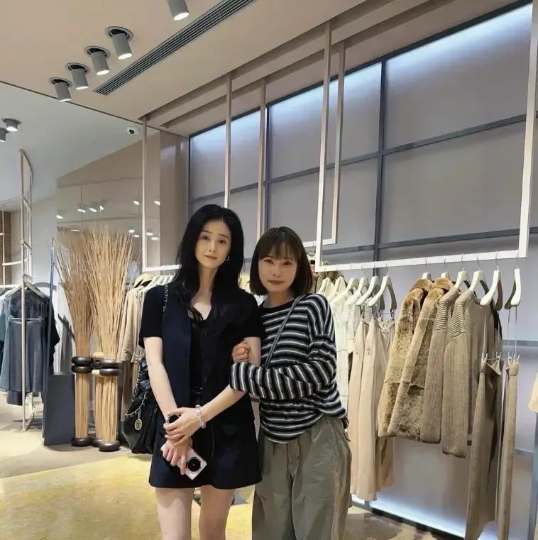 蒋欣近照曝光，曾因减肥爆哭被经纪人训斥，如今瘦脱相脸垮气色差 ​