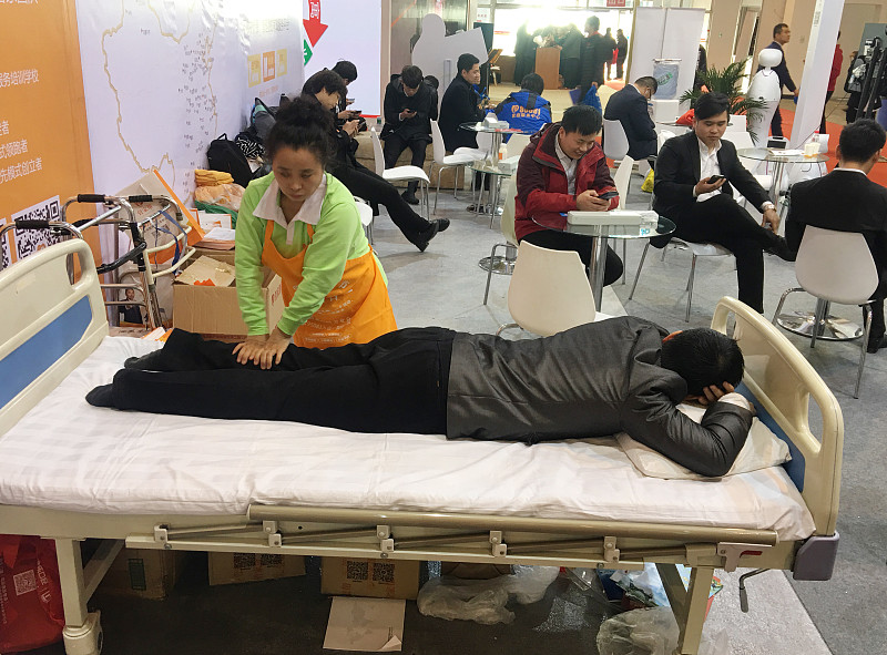 前阵子公司组织体检，同部门年薪70万的销售总监查出了中度脂肪肝，还伴有严重的睡眠呼吸暂停，医生明确告诫他要是再继续熬大夜赶应酬，随时都有突发心梗的风险。此前他为了冲业绩，整整连续3个月泡在各类酒局里，连抽点时间陪刚上小学的儿子去一趟游乐园的空隙都挤