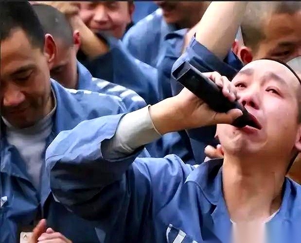 一聊到无期徒刑重刑犯的晚年，很多人脑子里蹦出的画面就是戴着脚镣砸石头，直到一口气倒在工地上。
但如果这个身上背着重案的犯人，老得连铁饭茶缸都端不稳，屎尿全在裤裆里解决时，监狱到底管不管？会不会拿纳税人的钱给他们“包吃包住包养老”？答案往往和普通人想的完全拧着来。
先得撕掉一个根深蒂固的标签：无期徒刑