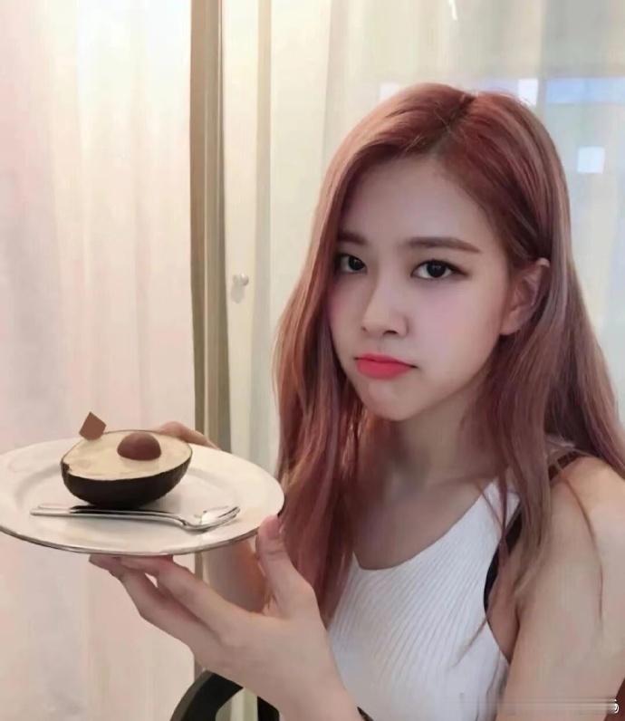#ROSÉ[超话]#  相机喜欢镜头里每一个故事而我喜欢镜头前的你#朴彩英唯一主唱##朴彩英##朴彩英 亚女一# ​
