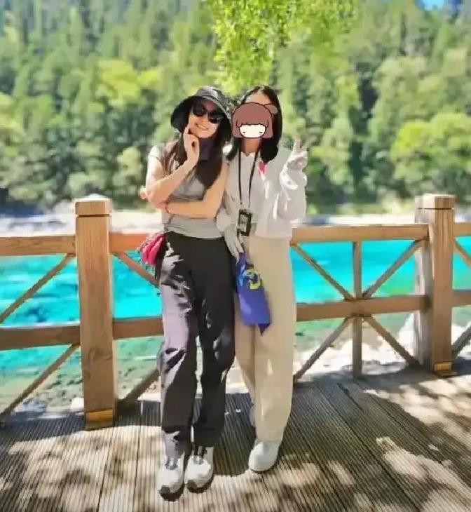 50岁林心如现身九寨沟旅游，她看起来瘦了好多，素颜皮肤很好，整个人很显年轻，完全没有沧桑疲惫感。她的样貌和年轻时相比没啥太大变化，妥妥的纯天然美女，脸部的状态挺自然的，没有科技感。

水边拍摄进行了快两个小时，林心如换了两套衣服，脸上一直带着笑。摄影师喊停的时候，她接过助理递来的保温杯，喝了口水，走