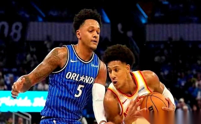 38岁的杜兰特靠一场30分的表现拿下了NBA当日最佳球员。
同一天爱德华兹和杰罗姆各自轰下45分，凯斯勒甚至12投全中拿到26分。
火箭半场70比38领先独行侠32分却依然让杜兰特打了37分半，接下来怎么控制他的出场时间还没结清。
搁在平时，单日两个人砍下45分，最佳球员根本轮不到别人来争。
爱德华