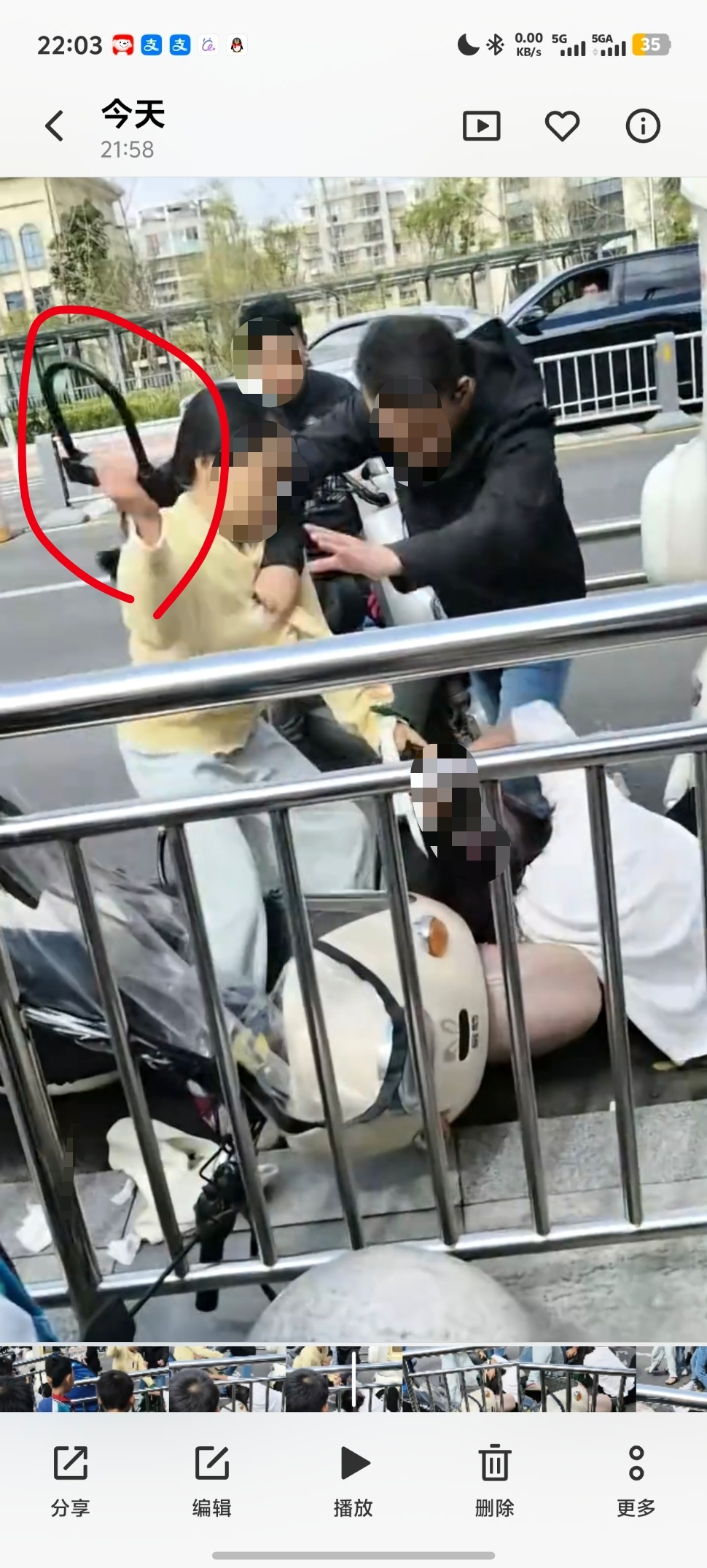 #两个陌生人持U型锁冲突##警方通报一女子持U型锁伤人#
这是幸福者退让原则，根据各方信息显示，打人者三轮车停在学校门口，后面来了一位家长骑两轮车，让他让路，前车不让，就吵吵起来了。

至于算不算互殴，警方通报也看不太出来，但目前这个结果是不是互殴都不重要了。

而且打人者把人打倒在地后， ​