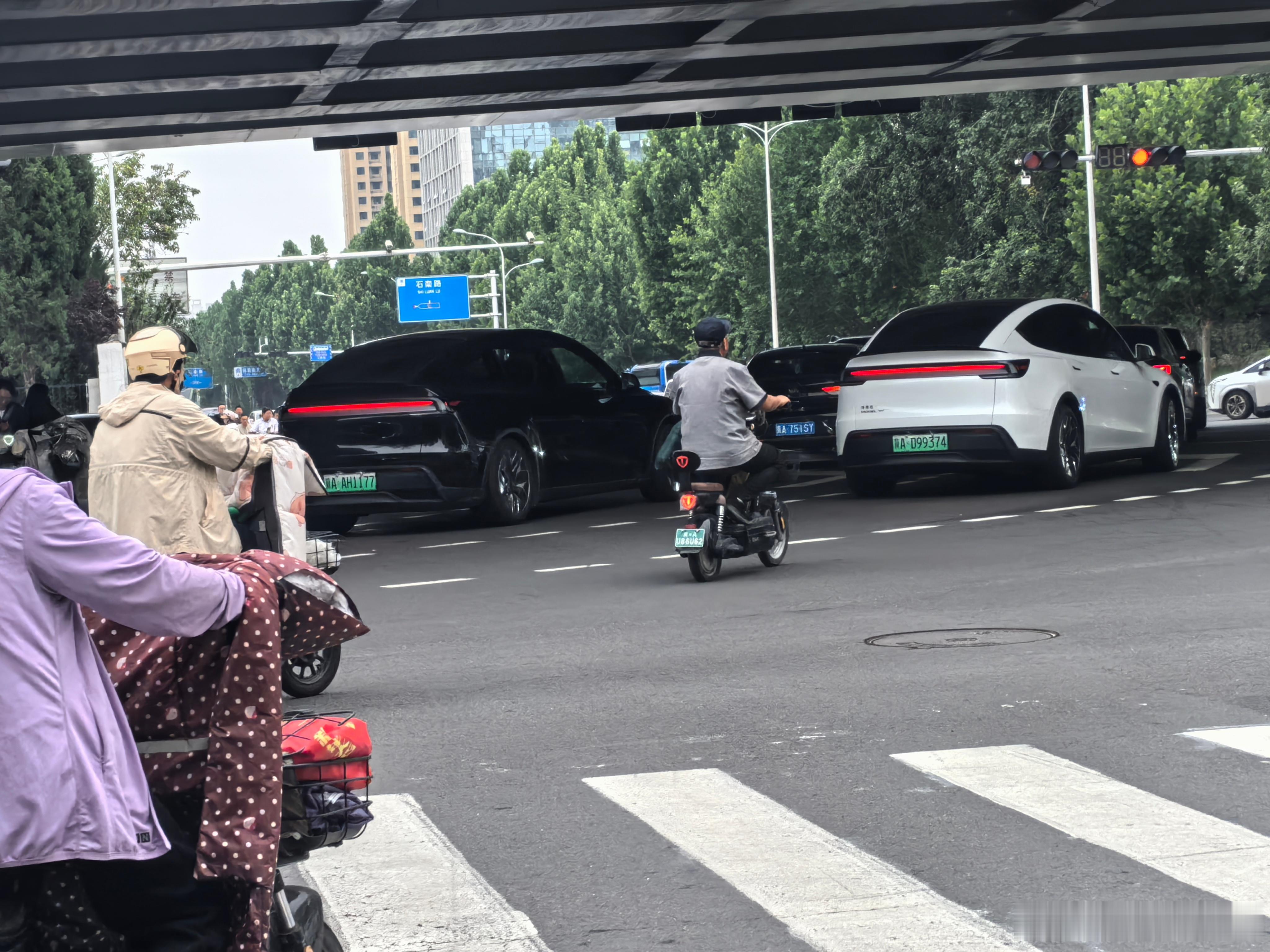 新款特斯拉的能见度也上来了。   ​​​