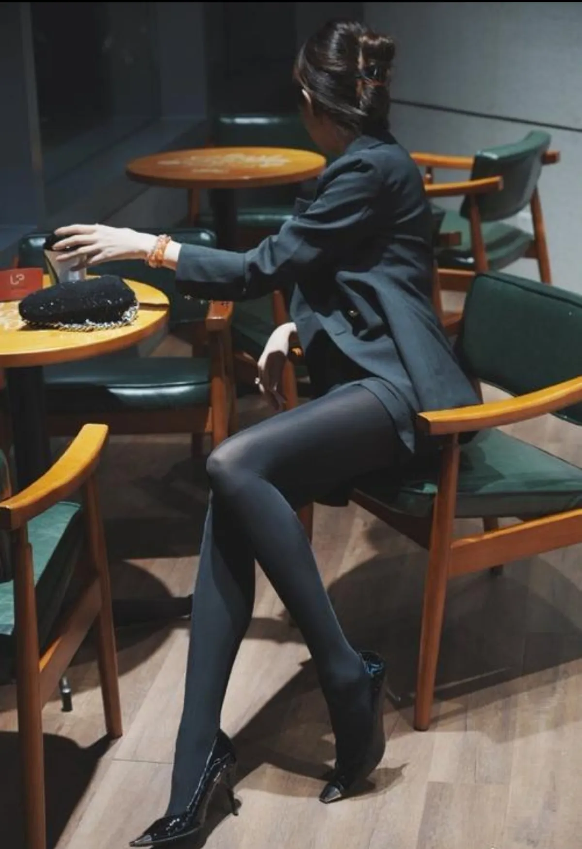 “厚黑美学”爆火：是视觉诱惑还是另有深意？   近日，一则内容引发众多...