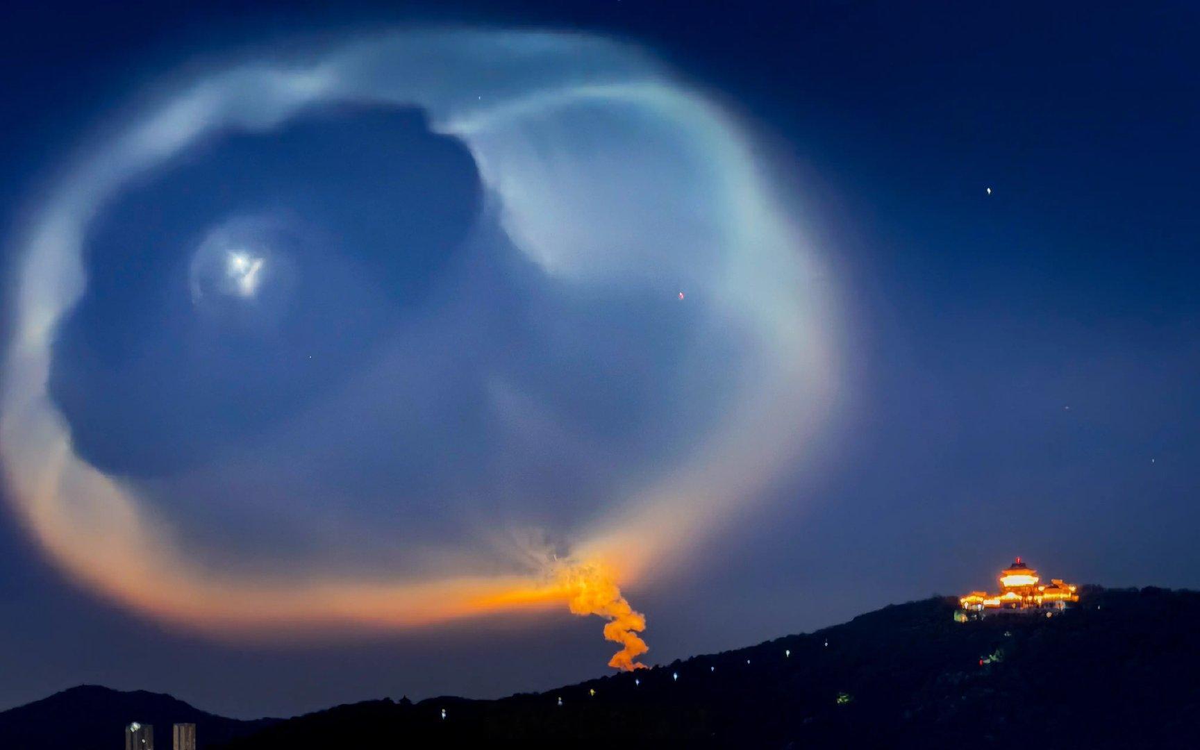 #烟台天空飞过火箭云#  在烟台凤凰山下，邂逅独属于这片土地的宇宙级浪漫！[yeah]长征六号甲破空而上，尾迹化作震撼的火箭云，缓缓铺展在暮色天空。一箭逐梦苍穹，致敬中国航天！祝福祖国航天事业一往无前！[努力]#文旅中国行##同城热点创作计划#  ​