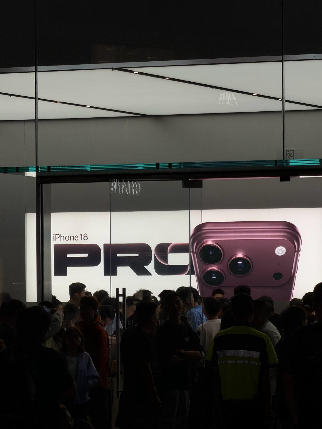 终于有空来 Apple Store 瞅一眼 iPhone 18 Pro 了。

没想到这么多人，还得排队等体验机。  ​