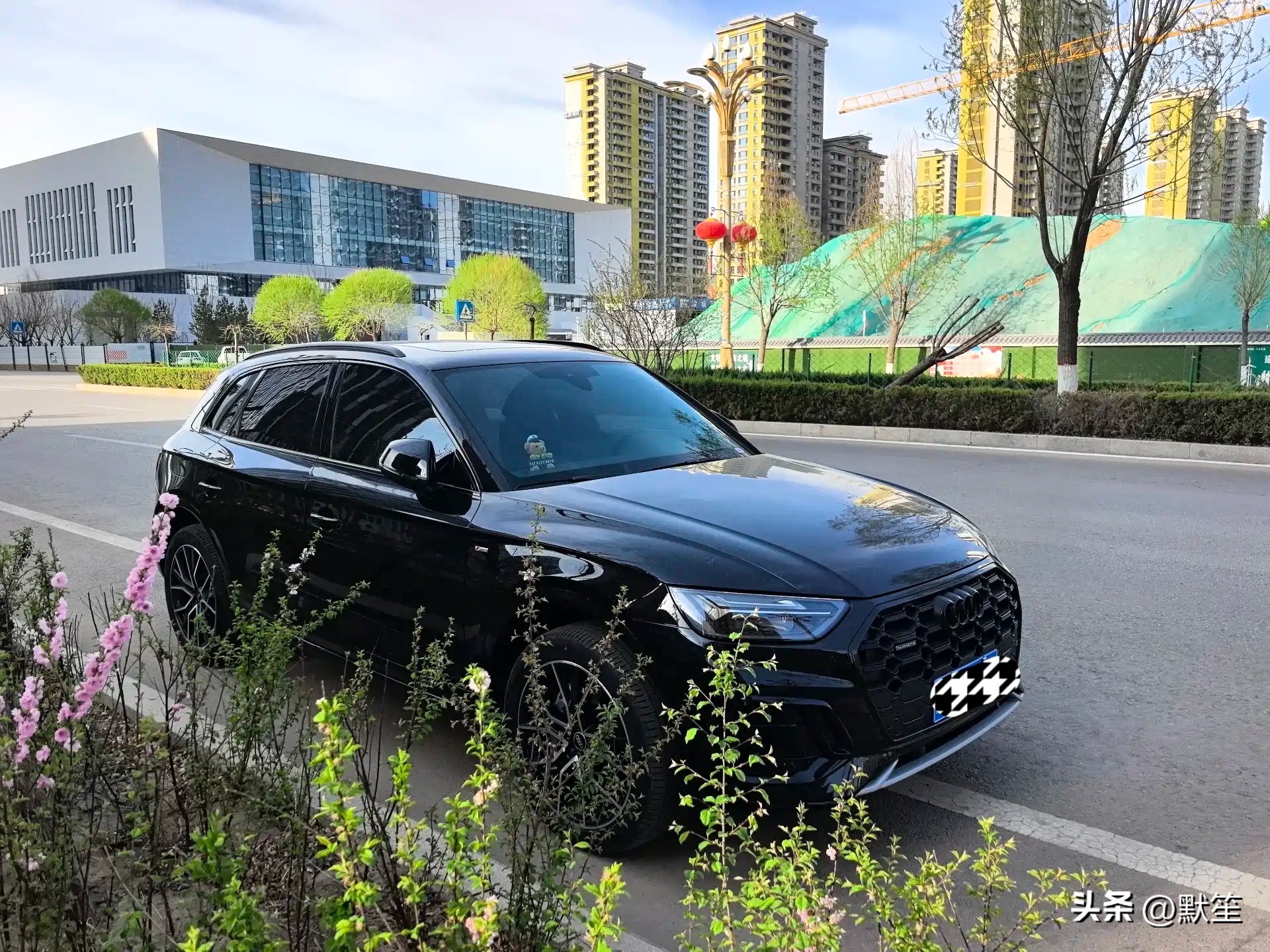 探店试驾奥迪Q5L，网传直降16万多，噱头和现实分得清清楚楚。

最近刷短视频到处都在传Q5L降价16万多，看得人心动，朋友和我专门跑了两家4S店，也把实车开出去跑了城市和高速。说实话，这个幅度有水分，但优惠确实够狠，真正上手之后，优缺点都摆在明面上。

开上Q5L，底盘依旧是它最大底气。前后五连杆