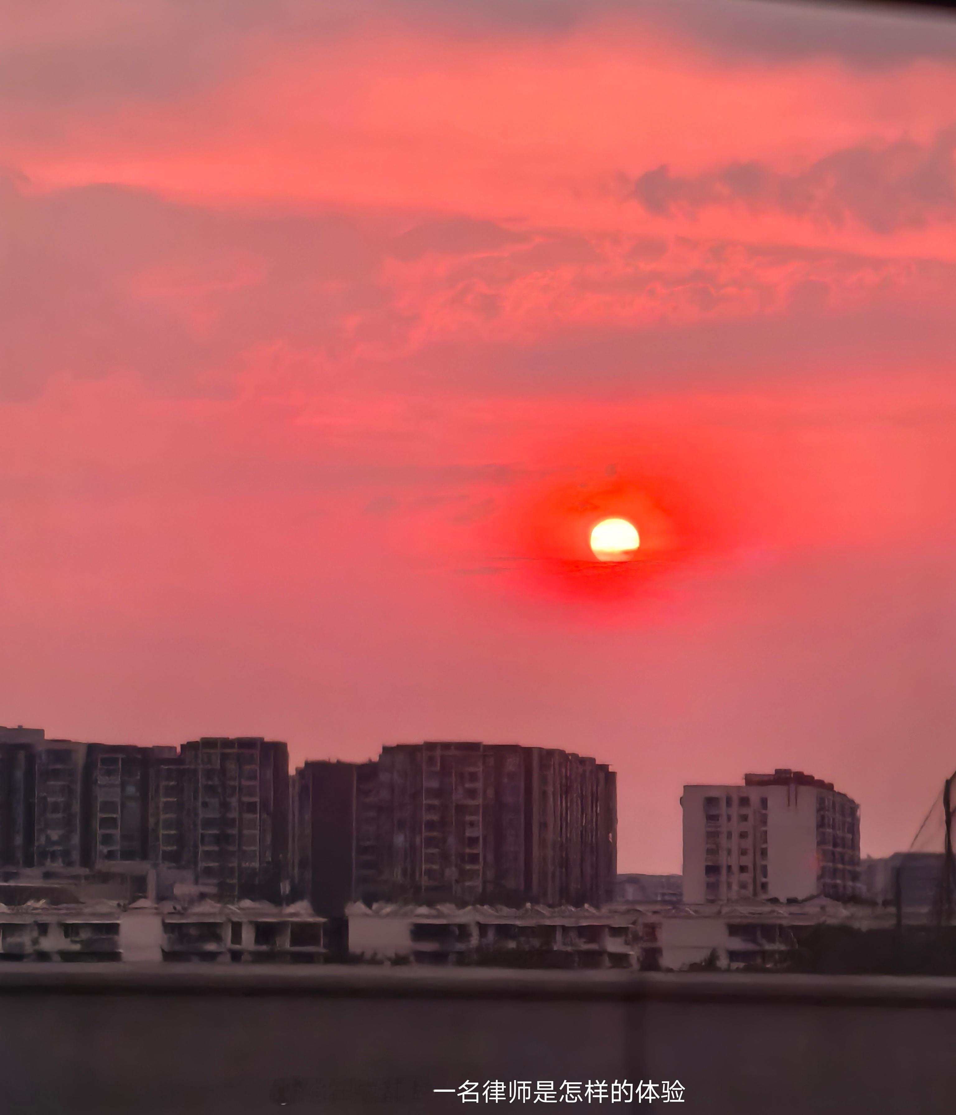 收到一个装饰装修合同纠纷案件受诉法院的通知，我方申请对总包单位未完工程部分的造价进行鉴定，摇号确定的第一家鉴定机构无法做此类鉴定，遂顺延至第二家鉴定机构进行鉴定。昨天我的大学室友还给我吐槽，“玛德，现在建工领域的鉴定真的是一团糟，想鉴定就鉴定，不想鉴定就不鉴定；对我有利的时候不鉴定，对我不利的时候允许鉴定”，而且以鉴代审现象非常严重，鉴定报告出来以后想要推翻鉴定结论，很是困难。