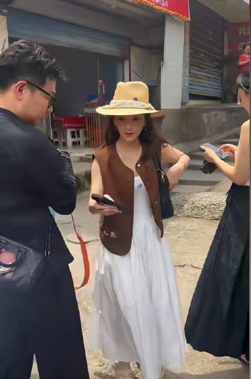 方媛回安徽老家探亲！生图又矮又壮不如路人惊艳，一个人吃8个菜