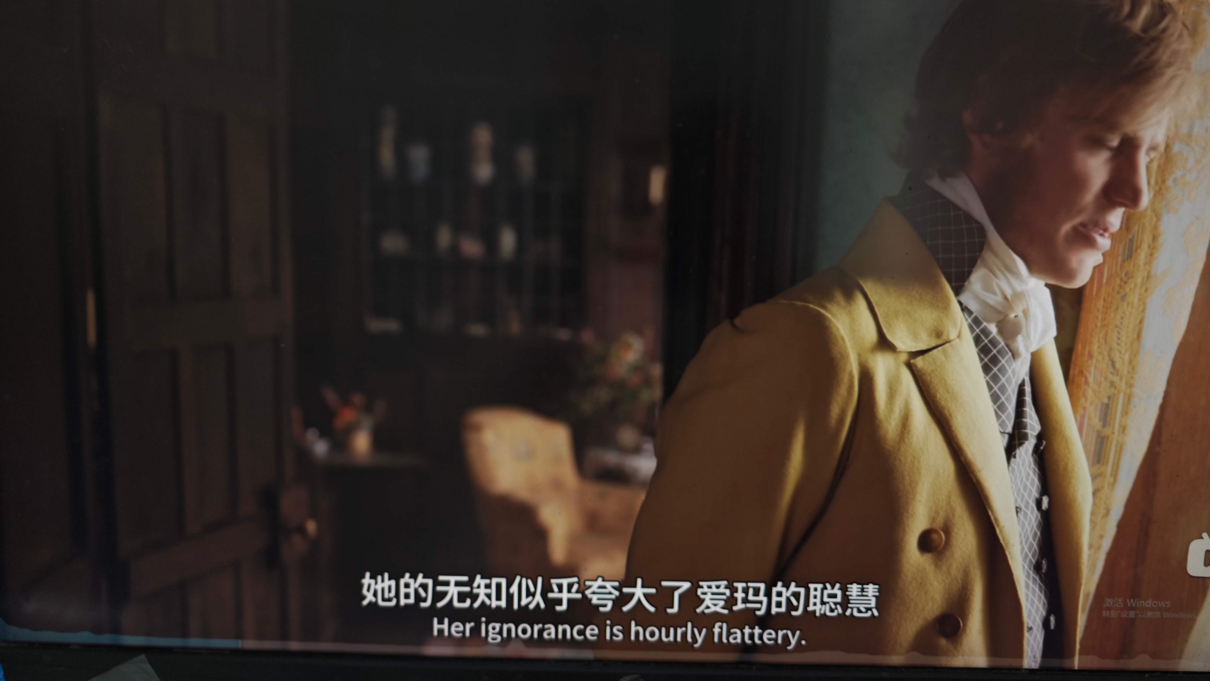 Her ignorance is hourly flattery.

这句台词出自简·奥斯汀的小说《爱玛》（Emma），是全书中最精妙、最耐人寻味的句子之一。它极其生动地刻画了爱玛（Emma）那种带点傲慢的“好为人师”的心态。

我们来超详细地拆解一下这句英文：

"Her ignorance is hourly flattery."

一、 句法结构：极简的主系 ​