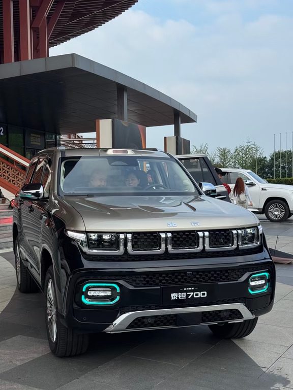 驰骋见过万千车型方才领悟：高阶质感，从不喧嚣造势，贵在静中藏力。
泰钽700，重塑旗舰硬派座驾的气质标杆✨
奉行大道至简的设计思路，摒弃冗余花哨的设计，收起外露锐气，将旗舰越野底蕴，蕴藏在干净利落的车身线条里。
静静伫立，自有安然开阔的气度🌿
是穿越长路后的收放自如，是阅历沉淀后的沉稳从容。
刚柔并济，成就高端硬派独有的反差美学：
内在机械，是可靠强劲的越野硬实力，踏平川、越险途，前路皆可奔赴；
外在观感，是儒雅端庄的高级质感，大气得体，商务、家用、远行皆适配。
不刻意张扬，浑然天成强大气场；
不锋芒逼人，深藏不容小觑的磅礴力量；
不炫耀奢华，一言一行尽显旗舰尊贵底色。
真正高端的硬派越野，自有分量，无需多余烘托。
越端详越耐看，深度品鉴方知内涵，质感人群心仪的旗舰座驾🌫️#男人的座驾 #硬派越野 #越野车 #泰坦700 #北京越野 #泰坦700来了