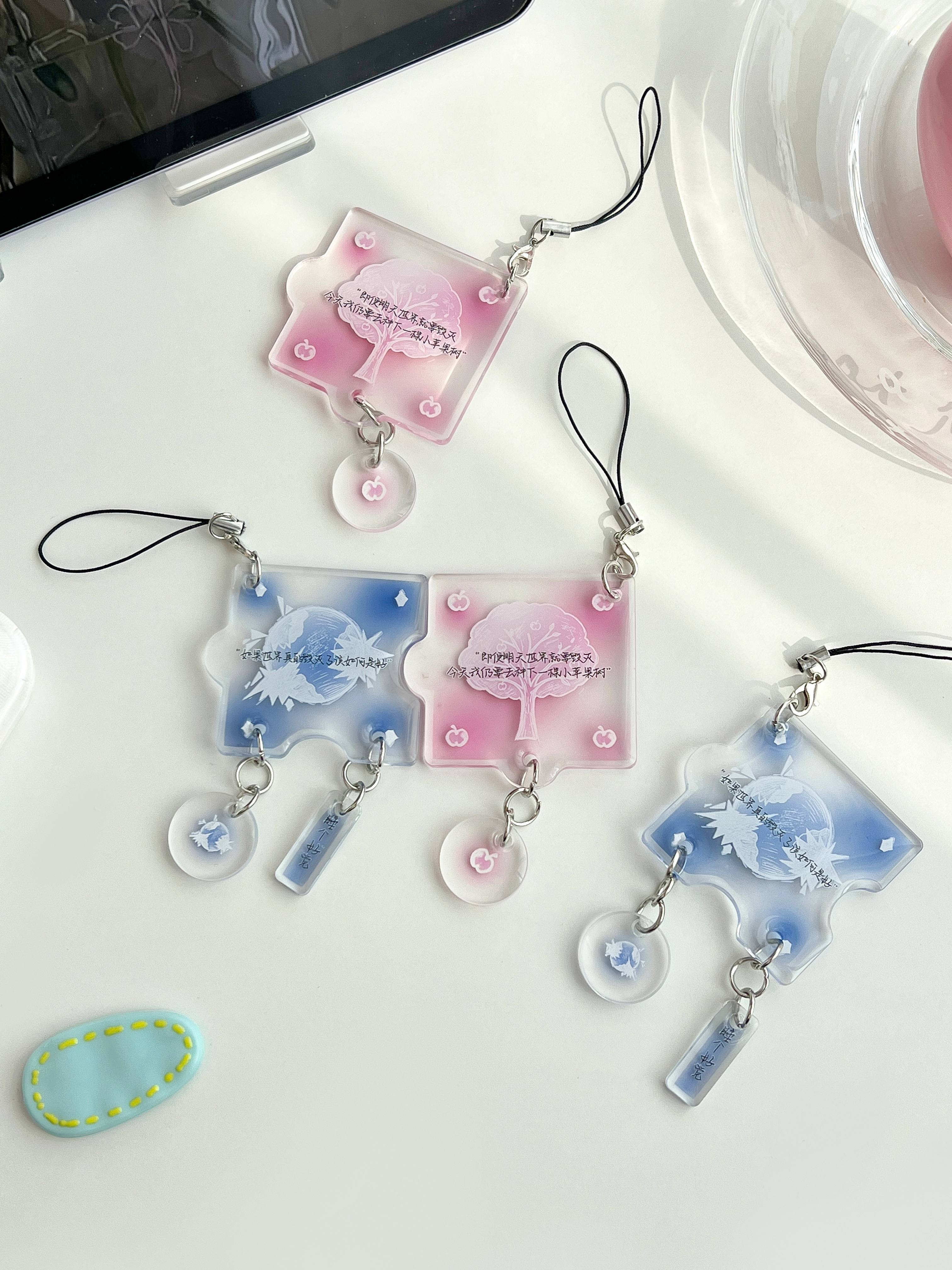 #奇文[超话]#  💙#奇文 四代第一美帝# 💗#奇文 四代唯一断层美帝#

指尖序章｜打样·滴胶挂件（28抽满赠礼）

“如果世界真的毁灭了该如何是好”
“即使明天世界就要毁灭
 今天我仍要去种下一颗小苹果树”

⚠️指尖序章还在火热售卖中🔥
指路👉小🥭「牵牵奔奔童话小镇」/「牵牵奔奔童话小镇2 ​