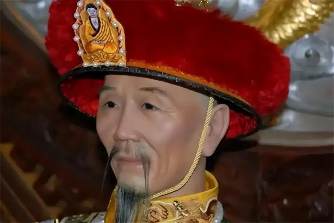 康熙年间，有一年，宫中频频被盗，案子迟迟不能告破。
 
康熙帝龙颜大怒，将宫内护卫处决了一大批，可仍然盗贼不止，就在这当口，浙江绍兴府的镖师黄三太，进京朝见康熙，竟然夸下海口，如让我负责宫内护卫，保证盗贼绝迹。
 
否则，杀我全家！康熙帝欣然应允。可就在黄三太上任的第二天，宫中的九龙杯不翼而飞！