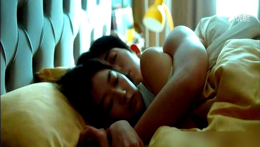 四十多场亲密戏，全实拍，还专门从好莱坞请了个人在旁边盯着。
《早春晴朗》这剧玩得够狠。开拍前先让替身拍好动作示范影片，井柏然孙千得先看片学习。接着签肢体接触合同，手能放哪，摸到哪个位置，白纸黑字写清楚。
现场更绝，指导手里捏着随时叫停权。演员觉得不对了，喊声橘子或者叉烧，全场立刻停。
井柏然自