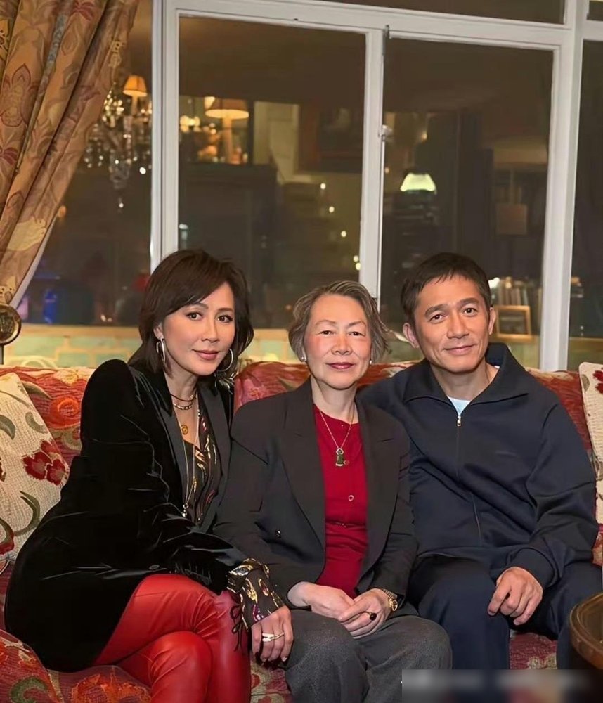 梁朝伟在台上讲戏，刘嘉玲坐台下，手腕上那只玉镯子比电影还抢镜。
旁边人扒了扒，玉菩萨是老坑玻璃种，金表是满钻的，戒指更不用提，一套下来顶普通人半辈子。
有人调侃，刘姐这辈子啥都不缺，就缺个外孙子抱。
你看她跟梁朝伟，一个眼神清冷，一个气场全开，结婚这么多年没孩子，照样把日子过得像在拍大片。