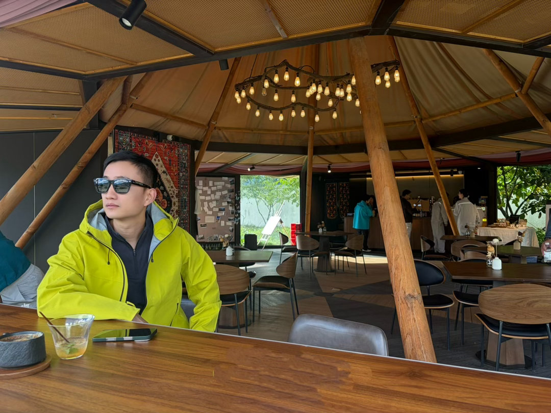 两天有两件小事值得记录。
刚从西藏旅行归来，遵从出行前的建议，高原前后十几天没有做高强度的健身房训练。如今正式重启健身，刻意选用了小重量慢慢找回状态，即便如此，全身还是免不了一阵酸痛。循序渐进，慢慢找回节奏。

另外一件事，这几天一直在摸索体验WorkBuddy，一款很不错的办公助手。做了不 ​