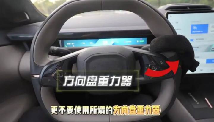 【开智驾追尾挡风玻璃被电线杆刺穿 】车企回应开智驾追尾挡风玻璃被刺穿 近日，有网友爆料称，一辆杭州牌照的新能源SUV在湖州安吉某国道上开启智能辅助驾驶时，不慎追尾前方行驶的一台重型栏板货车。导致货车上的悬空电线杆直接刺穿副驾驶前方的挡风玻璃，造成副驾女乘客受伤。有网友质疑，车辆的智能辅助驾驶系统为何未能识别悬空电线杆？对此，涉事新能源SUV所属品牌官方回复橙柿互动：悬空障碍物场景为领航辅助（NCA）的局限性场景。经技术分析核实，事发时车辆处于领航辅助（NCA）状态，系统已识别前车并进行减速，但减速过程中加速踏板被踩下，导致事故发生。（都市快报）