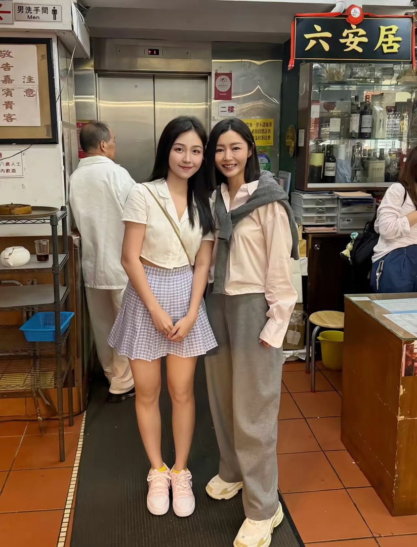 百年老店飲茶見到衛詩雅
本人很漂亮又很nice ​