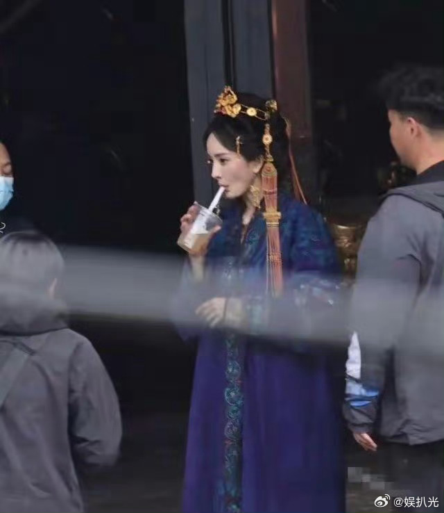 杨幂不愧是商业大佬，喝奶茶都喝自己代言的品牌，哪个商家不爱[微笑] ​​​