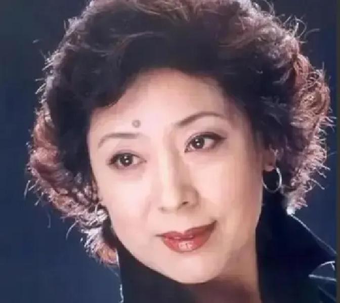 1990年，歌唱家关牧村因丈夫的长期家暴，毅然提出离婚，丈夫强硬地表示离婚可以，但房子和孩子你只能选一个，关牧村的选择让他大吃一惊。
 
王星军把话说完，就盯着她看。他嘴角抿着，等她的反应。关牧村没看他，目光落在儿子房间紧闭的门上。门缝底下是暗的，孩子没开灯。
 
“我要添元。”她说。
 
王星军愣