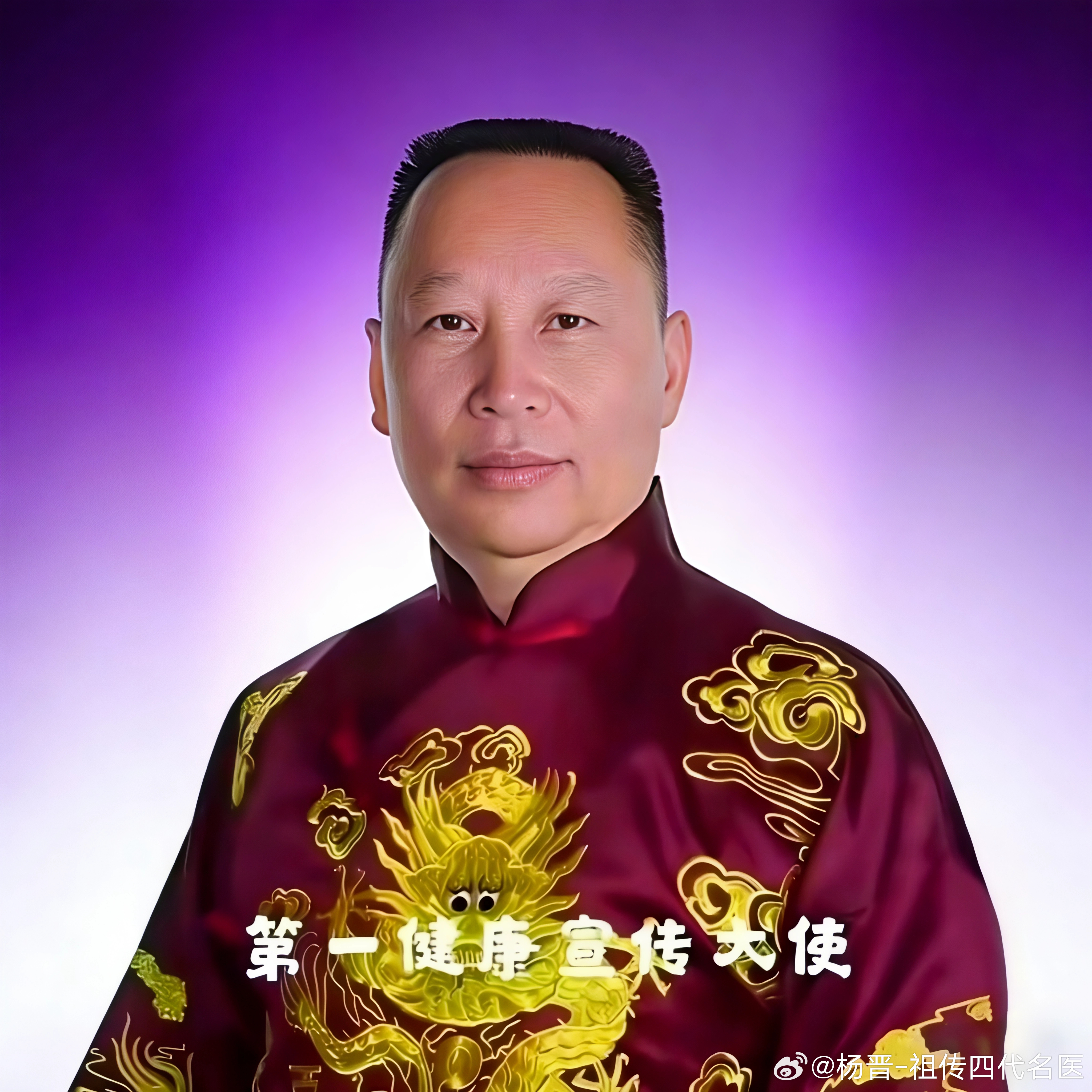 《情绪的困局》当佛学与心理学指向同一种解脱你是否也曾陷入这样的处境：事情早已尘埃落定，脑海却一遍遍回放过往，反复假设“如果当初换一种选择，结局会不会不一样”；明明已经收到拒绝，依旧不断向内怀疑，思索是不是自己做得不够；明明已经拥有不少，看到他人的生活，内心还是会泛起不安与焦灼。这些缠绕我们的感受，根源，便是执念。心理学给出过一个直白的情绪公式：痛苦 = 现实 − 期待。真正伤人的，往往不是事件本身，而是现实和内心期待之间的落差。我们期待感情恒久不变，可人终究会成长改变，落差出现，难过便随之而来；我们期待付出就必有回报，可世间本就充满无常与偶然，期待落空，焦虑便滋生；我们期盼被所有人喜欢接纳，却没有人能够做到面面俱到，于是自我怀疑悄然滋生。巧合的是，千年前佛学早已描述过同样的困境，谓之“求不得苦”。想要的得不到，是苦；好不容易得到，又终日害怕失去，依旧是苦。痛苦并非来自外物，而是源于我们内心对事物的抓取与攀附。很多人混淆了在乎与执念。执念不等于深情，也不等于热爱，执念的内核是控制。死...